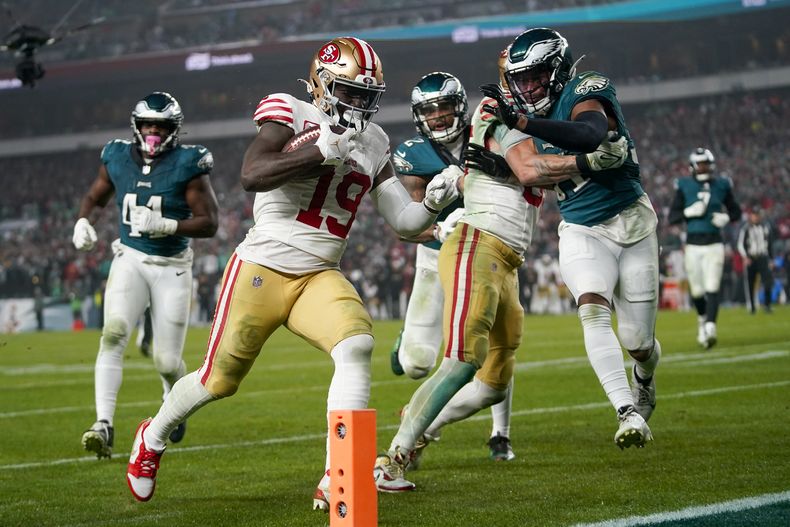 El wide receiver Deebo Samuel (19), de los 49ers de San Francisco, anota un touchdown con un acarreo en contra de los Eagles de Filadelfia, durante la segunda mitad del juego de la NFL, el domingo 3 de diciembre de 2023, en Filadelfia. (AP Foto/Matt Slocum)