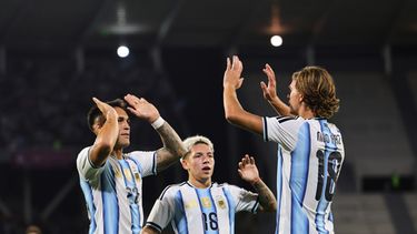El mediocampista de Argentina, Nicolás Paz, a la derecha, celebra con sus compañeros Lautaro Martínez, a la izquierda, y Gianluca Prestianni tras convertir ante Bolivia en un amistoso internacional disputado en Córdoba, Argentina, miércoles 30 septiembre, 2026. (AP Foto/Nicolás Aguilera)