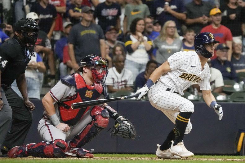Sal Frelick, de los Cerveceros de Milwaukee, batea un elevado de sacrificio en el juego del sábado 22 de julio de 2023, ante los Bravos de Atlanta (AP Foto/Morry Gash)