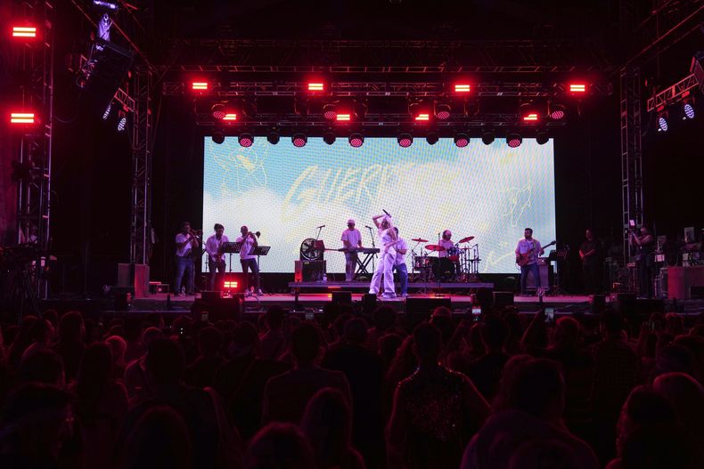 La cantautora estadounidense-venezolana Elena Rose durante su concierto en el Festival Tecate Emblema en la Ciudad de México el viernes 17 de mayo de 2024. (Foto AP/Fernando Llano)