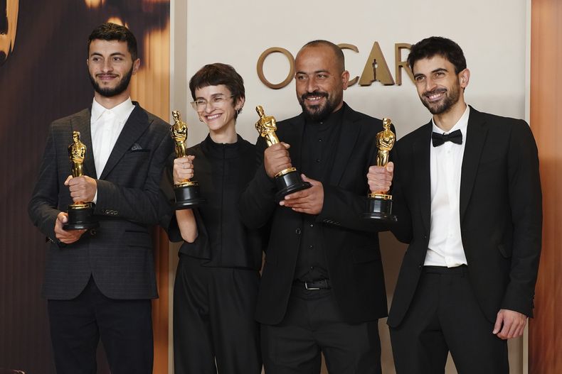 De izquierda a derecha, Basel Adra, Rachel Szor, Hamdan Ballal y Yuval Abraham, ganadores del premio al mejor largometraje documental por No Other Land, posan en la sala de prensa de los premios Oscar el domingo 2 de marzo de 2025, en el Dolby Theatre de Los Ángeles. (Foto de Jordan Strauss/Invision/AP)