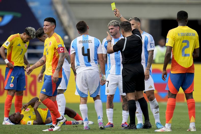 Gonzalo Montiel, de la selección de Argentina, recibe una tarjeta amarilla del árbitro Piero Maza durante un partido de la eliminatoria mundialista ante Colombia, el martes 10 de septiembre de 2024, en Barranquilla (AP Foto/Ricardo Mazalán)
