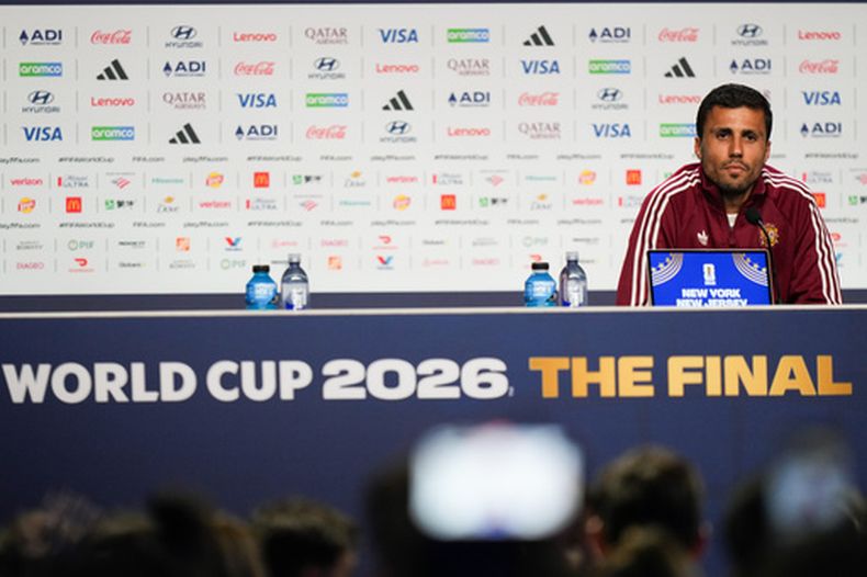 El centrocampista español Rodri Hernández durante una rueda de prensa previo a la final del Mundial entre España y Argentina, el viernes 17 de julio de 2026, en Nueva York. (AP Foto/Stephanie Scarbrough)