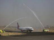 despega de yemen el primer vuelo comercial en anos