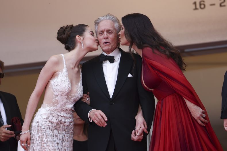 Carys Zeta Douglas, de izquierda a derecha, Michael Douglas y Catherine Zeta-Jones posan a su llegada a la ceremonia de apertura y al estreno de la película Jeanne du Barry en la 76a edición del festival internacional de cine de Cannes, en el sur de Francia, el martes 16 de mayo de 2023. (Foto Vianney Le Caer/Invision/AP)