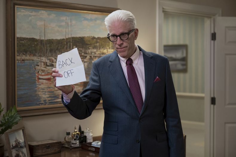 Esta imagen publicada por Netflix muestra a Ted Danson en una escena de A Man on the Inside. (Colleen E. Hayes/Netflix via AP)