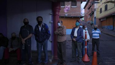 Venezolanos acuden a votar bajo el escrutinio internacional