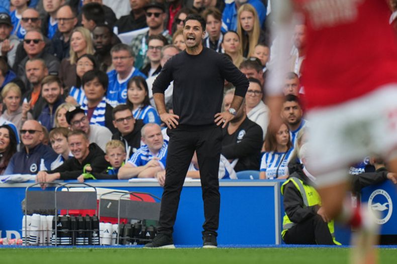 El técnico de Arsenal Mikel Arteta durante el partido contra Brighton en la Liga Premier, el sábado 19 de septiembre de 2026, en Brighton. (AP Foto/Kin Cheung)