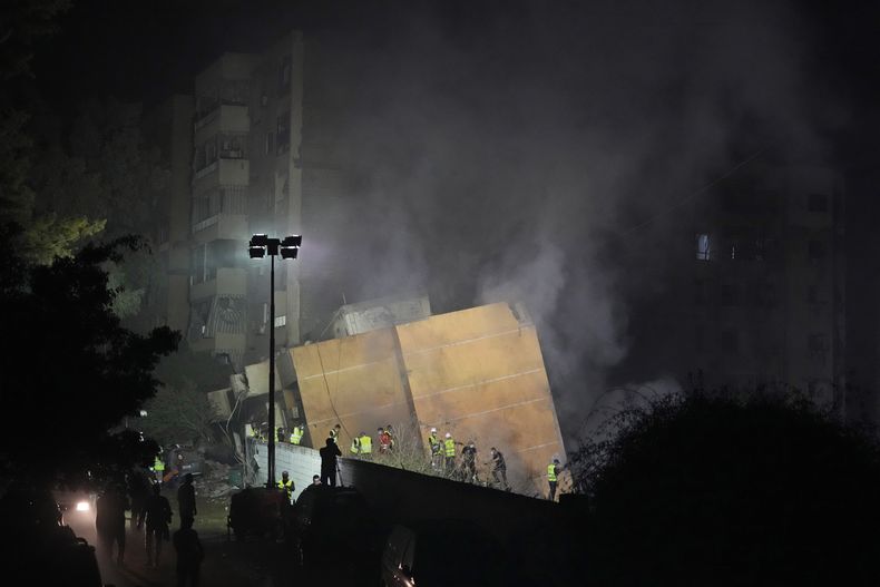 Rescatistas trabajan en el lugar de un bombardeo israelí, el 27 de septiembre de 2024, en los suburbios del sur de Beirut. (Foto AP/Hassan Ammar)