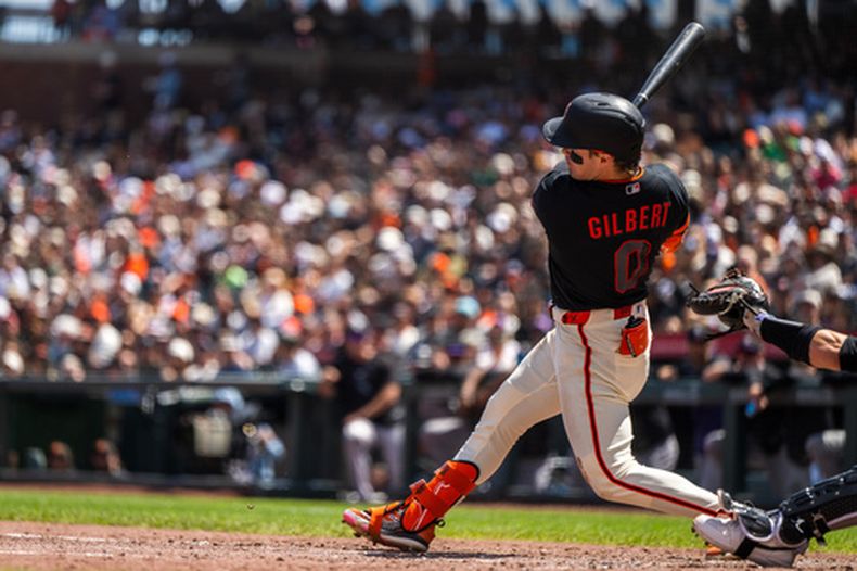 Drew Gilbert, de los Gigantes de San Francisco, pega un sencillo productor ante los Rockies de Colorado el sábado 15 de agosto de 2026 (AP Foto/Nic Coury)