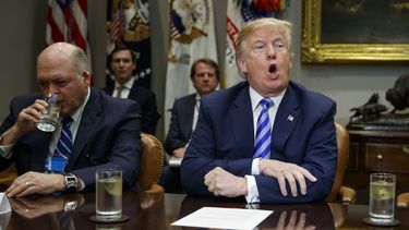 Trump pide a empresas construir más vehículos en EEUU