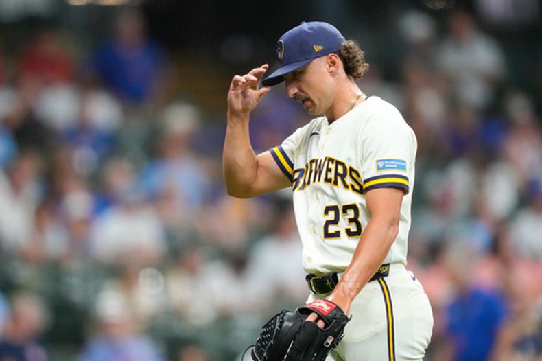 El lanzador de los Cerveceros de Milwaukee, Brandon Sproat, se retira del campo tras ser sustituido durante la novena entrada de un partido de béisbol contra los Cachorros de Chicago, el miércoles 9 de septiembre de 2026, en Milwaukee. (Foto AP/Kayla Wolf)