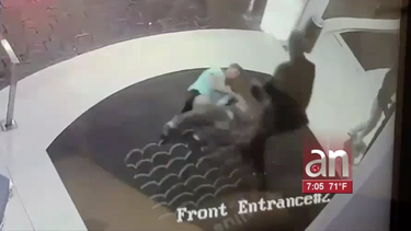 arrestan al portero de un hotel en miami beach por agredir brutalmente a un hombre, hasta enviarlo al hospital.  