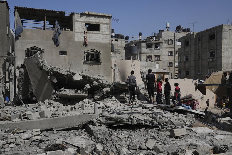 Palestinos miran a una casa atacada por el ejército israelí en Jan Yunis, en la Franja de Gaza, el sábado 3 de mayo, de 2025. (AP Foto/Abdel Kareem Hana)