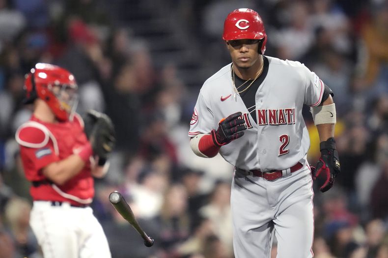 El cubano José Barrero, de los Rojos de Cincinnati, arroja el bate al conectar un grand slam en el juego del martes 30 de mayo de 2023, ante los Medias Rojas de Boston (AP Foto/Charles Krupa)