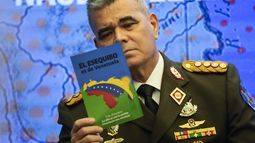 FILE - El ministro de Defensa de Venezuela, el general Vladimir Padrino López, lee un panfleto sobre el Esequibo en una conferencia de prensa en el palacio presidencial de Miraflores en Caracas, Venezuela, el 31 de octubre de 2023. Padrino López catalogó el jueves 9 de mayo de 2024 como una provocación el sobrevuelo de aeronaves militares de estadounidenses sobre la capital de Guyana y zonas aledañas, en medio de tensiones por la disputa territorial por el Esequibo entre ambos países latinoamericanos. (AP Foto/Ariana Cubillos, Archivo)