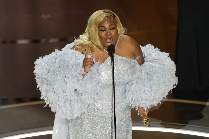 DaVine Joy Randolph recibe el premio a mejor actriz de reparto por su papel en The Holdovers en los Oscar el domingo 10 de marzo de 2024, en el Teatro Dolby en Los Ángeles. (Foto AP/Chris Pizzello)