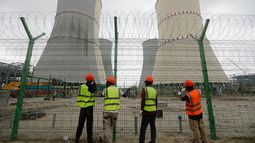 ARCHIVO - Operarios arreglan una cerca metálica alrededor de la central nuclear de Rooppur en Ishwardi, en Pabna, Bangladesh, el 4 de octubre de 2023. (AP Foto/Mahmud Hossain Opu)