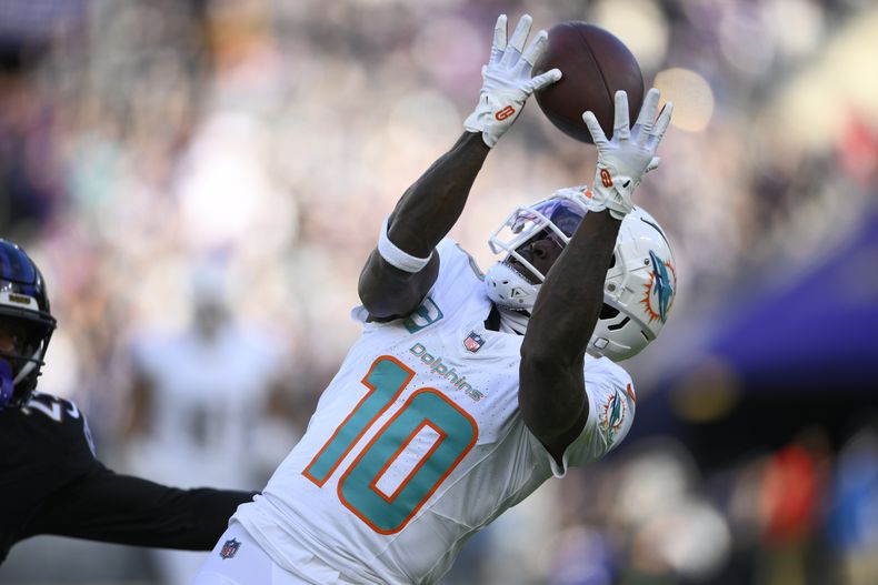 Tyreek Hill (10), wide receiver de los Dolphins de Miami, atrapa un pase para conseguir un primero y diez en contra de los Ravens de Baltimore, durante la primera mitad del juego de la NFL en Baltimore, el domingo 31 de diciembre de 2023. (AP Foto/Nick Wass)