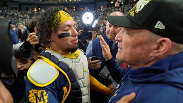 El venezolano William Contreras, cátcher de los Cerveceros de Milwaukee, festeja la conquista de la Serie Mundial el miércoles 28 de octubre de 2026, tras vencer a los Rays de Tampa Bay (AP Foto/Ashley Landis)