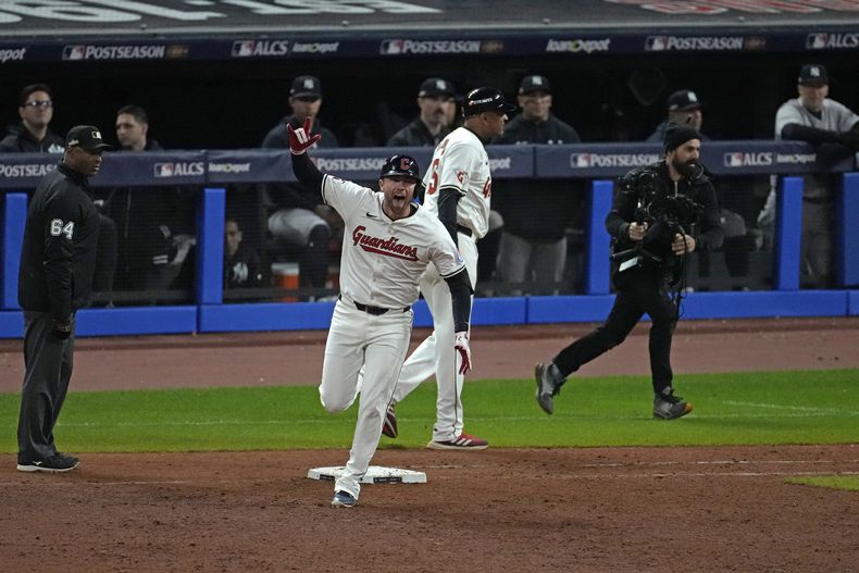David Fry, de los Guardianes de Cleveland, celebra después de pegar jonrón de dos carreras contra los Yankees de Nueva York durante la 10ma entrada del tercer juego de la Serie de Campeonato de la Liga Americana, el jueves 17 de octubre de 2024, en Cleveland. Los Guardianes ganaron 7-5. (AP Foto/Sue Ogrocki)