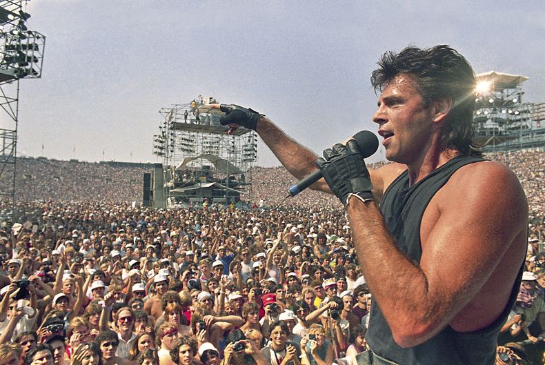 ARCHIVO - Rick Springfield se presenta en Live Aid, un concierto de ayuda contra la hambruna en el estadio JFK en Filadelfia, Pensilvania, el 13 de julio de 1985. (Foto AP/Amy Sancetta, archivo)
