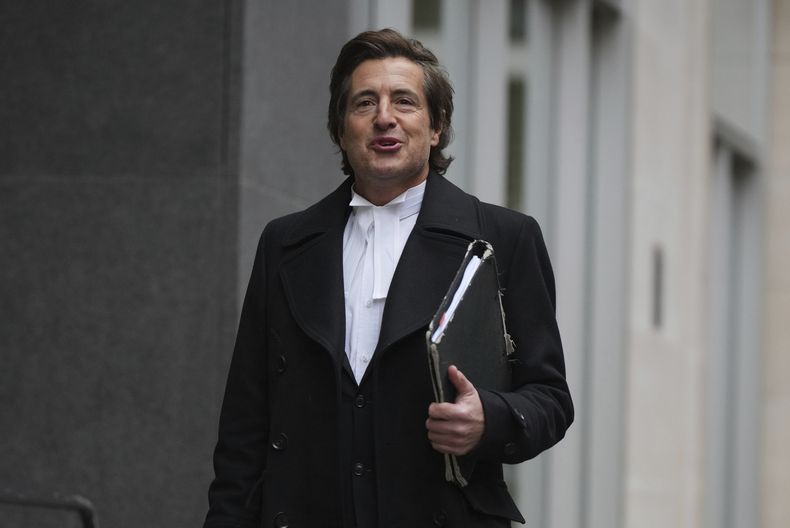 El abogado David Sherborne llega al Tribunal Superior, mientras comienza la acción legal del Príncipe Enrique contra News Group Newspapers por acusaciones de recopilación ilegal de información, en Londres, el miércoles 22 de enero de 2025. (Foto AP/Alastair Grant)