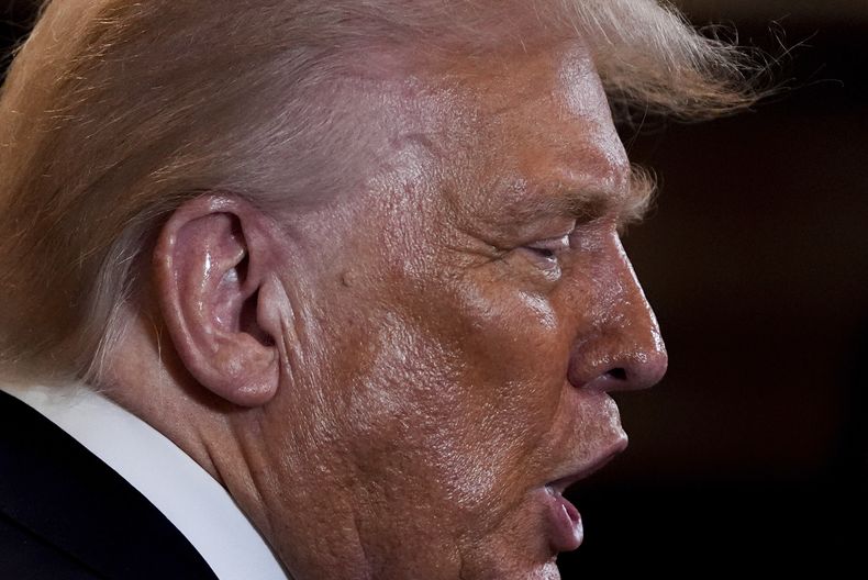 El presidente estadounidense Donald Trump saluda a la gente durante una recepción para los miembros republicanos del Congreso en la Sala Este de la Casa Blanca, el martes 22 de julio de 2025, en Washington. (AP Foto/Julia Demaree Nikhinson)