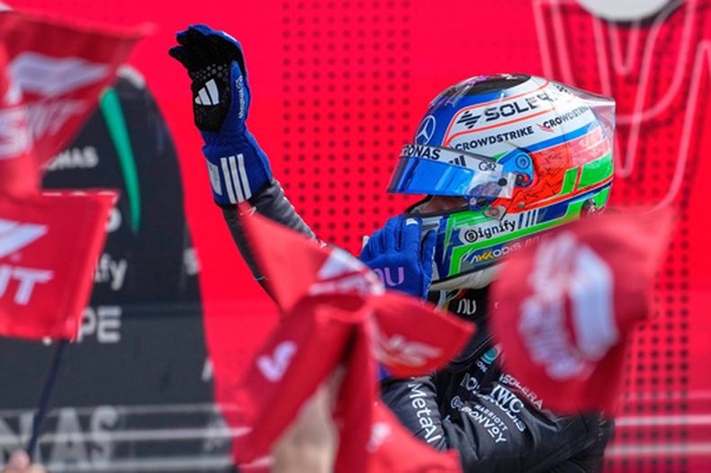 El piloto de Mercedes, Andrea Kimi Antonelli, de Italia, celebra tras ganar la carrera sprint en el Gran Premio de Gran Bretaña de la F1, en Silverstone, Inglaterra, el sábado 4 de julio de 2026. (Foto AP/Darko Bandic)