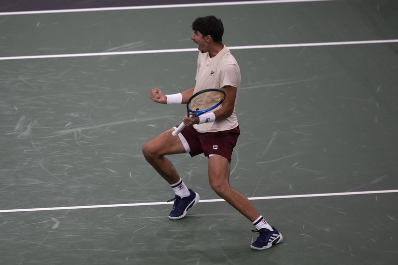 El australiano Alexei Popyrin celebra tras vencer al ruso Daniil Medvedev en la segunda ronda del Masters de París el miércoles 30 de octubre del 2024. (AP Foto/Michel Euler)