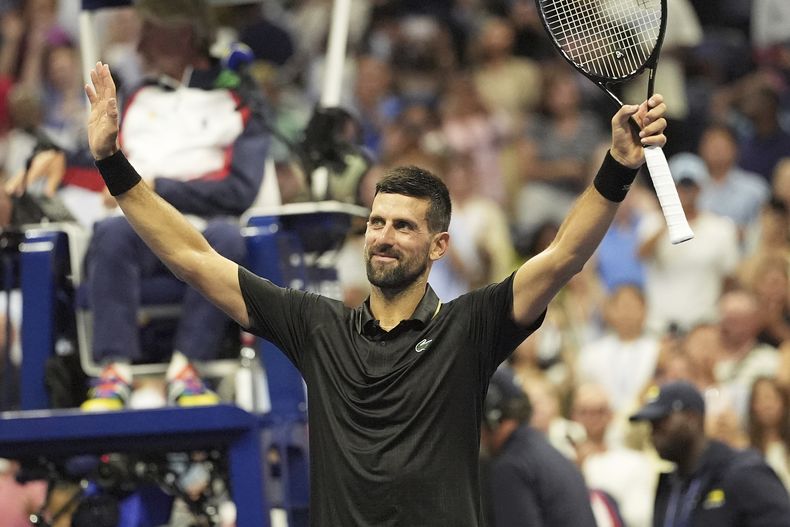 Novak Djokovic celebra tras vencer a Learner Tien en el Abierto de Estados Unidos, el domingo 24 de agosto de 2025, en Nueva York. (AP Foto/Frank Franklin II)