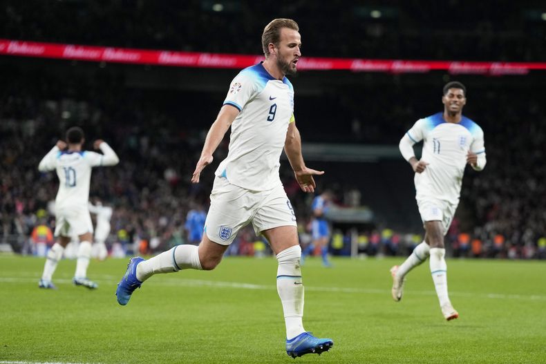 Harry Kane celebra con Marcus Rashford tras anotar el tercer gol de Inglaterra durante el encuentro de la eliminatoria a la Euro 2024 ante Italia en el Estadio de Wembley el martes 17 de octubre del 2023. (AP Foto/Kirsty Wigglesworth)