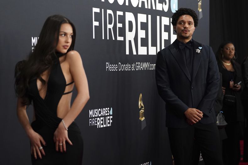 Olivia Rodrigo, izquierda, y Trevor Noah llegan a la 67ª entrega anual de los premios Grammy el domingo 2 de febrero de 2025 en Los Ángeles. (Foto Jordan Strauss/Invision/AP)