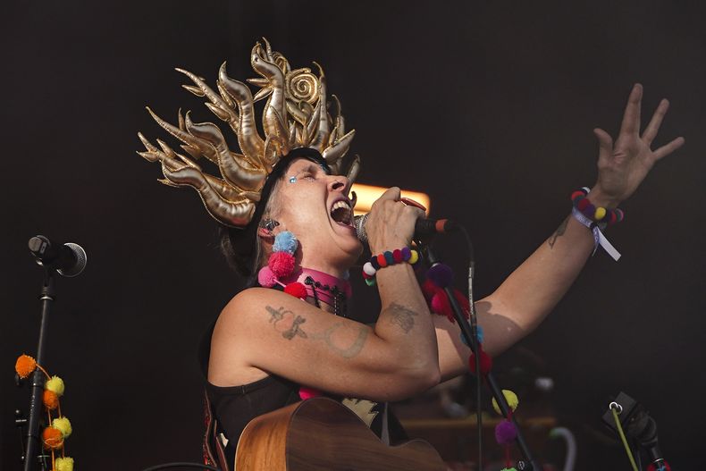 Andrea Echeverri de la banda colombiana Aterciopelados durante su presentación en la 25ª edición del festival de música Vive Latino en la Ciudad de México, el domingo 16 de marzo de 2025. (Foto AP/Aurea Del Rosario)