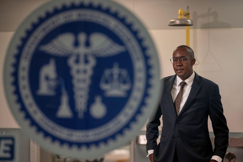 El médico forense del condado de Los Ángeles, el Dr. Odey Ukpo, posa para un retrato el martes 16 de junio de 2026 en Los Ángeles. (Foto AP/Jae C. Hong)