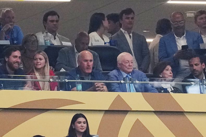 Jerry Jones (centro-derecha), dueño de los Cowboys de Dallas, observa la semifinal de la Copa del Mundo entre Francia y España en Arlington, Texas, el martes 14 de julio de 2026 (AP Foto/Julio Cortez)