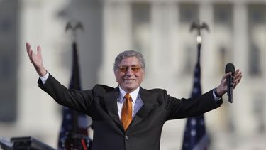ARCHIVO - El cantante Tony Bennett reacciona ante el público durante su actuación en el Rally to Restore Sanity and/or Fear de los comediantes Jon Stewart y Stephen Colbert en el National Mall en Washington, el sábado 30 de octubre de 2010. Bennett, admirado por Frank Sinatra y Lady Gaga, murió viernes 21 de julio de 2023. Tenía 96 años. (Foto AP/Carolyn Kaster, archivo)