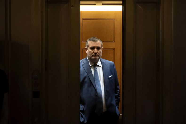 El senador de Texas, Ted Cruz, aborda un ascensor mientras los republicanos inician un esfuerzo final para impulsar el paquete de recortes fiscales y de gasto del presidente Donald Trump, en el Capitolio, Washington, el lunes 30 de junio de 2025. (AP Foto/Mark Schiefelbein)
