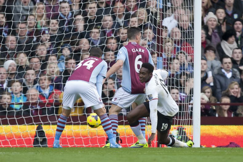 El delantero de Manchester United Danny Welbeck, der., celebra un gol contra Aston Villa en Birmingham el domingo 15 de diciembre del 2013. Welbeck anot&oacute; dos goles y United gan&oacute; 3-0. (AP Foto/Jon Super)