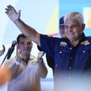 El candidato presidencial de Realizando Metas, José Raúl Mulino, celebra tras ganar las elecciones generales, en Ciudad de Panamá, el domingo 5 de mayo de 2024. (AP Foto/Matías Delacroix)