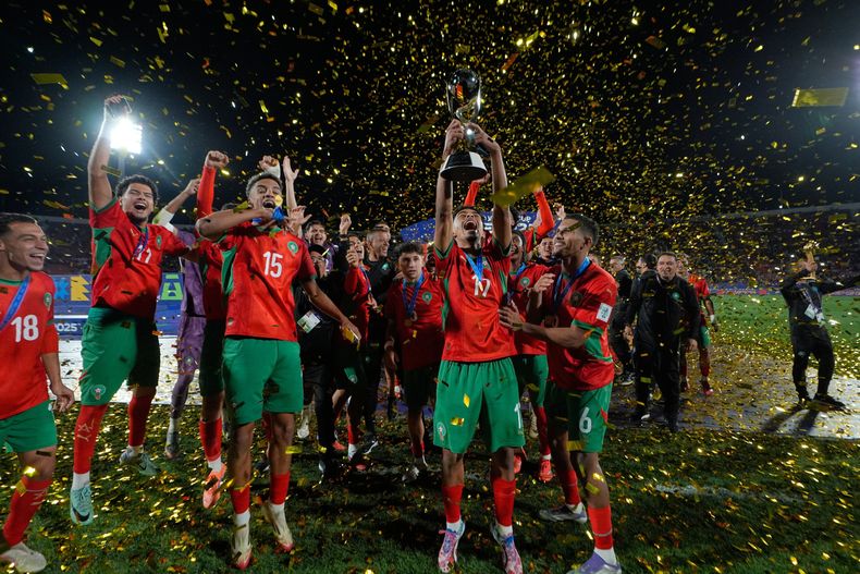 Los jugadores de Marruecos celebran tras consagrarse campeones del Mundial Sub20 tras vencer 2-0 a Argentina en la final, el domingo 19 de octubre de 2025, en Santiago. (AP Foto/Matías Delacroix)