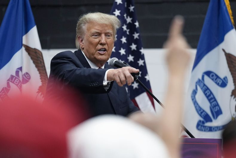 El expresidente Donald Trump visita a voluntarios de campaña en Grimes Community Complex Park, el jueves 1 de junio de 2023, en Des Moines, Iowa. (AP Foto/Charlie Neibergall)