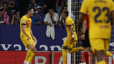 Robert Lewandowski (izquierda) celebra tras anotar el tercer gol del Barcelona en el partido contra el Espanyol en la Liga española, el domingo 14 de mayo de 2023. (AP Foto/Joan Monfort)