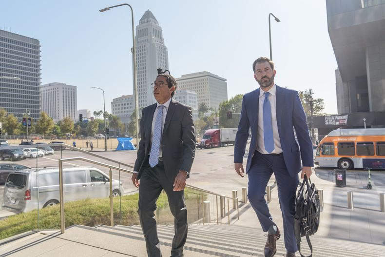 El Dr. Mark Chávez, un médico de San Diego, izquierda, acusado en relación con la muerte del actor Matthew Perry por una sobredosis accidental de ketamina, con su abogado defensor criminal Matthew Binninger llegan para una audiencia en el Palacio de Justicia de los Estados Unidos en Los Ángeles el miércoles 2 de octubre de 2024. (Foto AP/Damian Dovarganes)