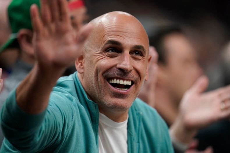 ARCHIVO - Marc Lore, codueño de los Timberwolves de Minnesota, durante un juego de la NBA contra los Pelicans de Nueva Orleans, el 9 de abril de 2023, en Minneapolis. (AP Foto/Abbie Parr)