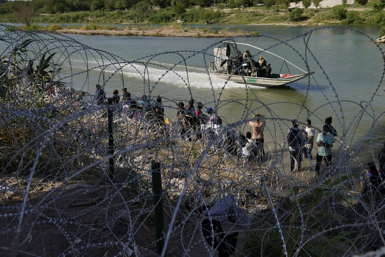 Migrantes que cruzaron a Estados Unidos desde México se encuentran con alambre de púas en el río Bravo, el 21 de septiembre de 2023, en Eagle Pass, Texas. (AP Foto/Eric Gay, Archivo)