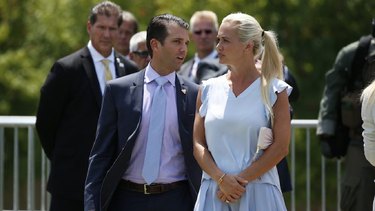 la esposa de donald trump jr. es ingresada tras abrir una carta con un polvo blanco