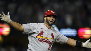 ARCHIVO - Foto del 23 de septiembre del 2023, el bateador designado de los Cardenales de San Luis Albert Pujols llega a los 700 jonrones en la cuarta entrada del juego ante los Dodgers de Los Ángeles. El lunes 5 de junio del 2023, la MLB contrata a Pujols como asistente especial del comisionado Rob Manfred. (AP Foto/Ashley Landis, Archivo)