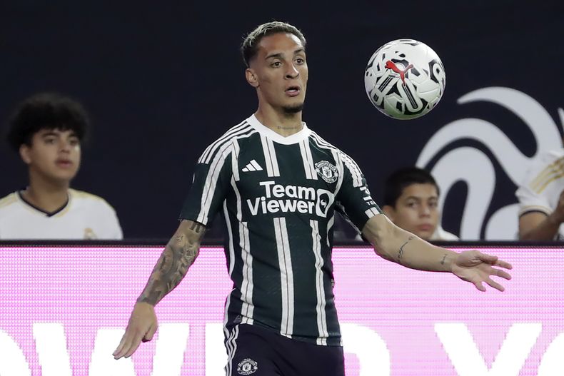 El extremo del Manchester United, el brasileño Antony, en un partido amistoso contra el Real Madrid, el 26 de julio de 2023, en Houston. (AP Foto/Michael Wyke)