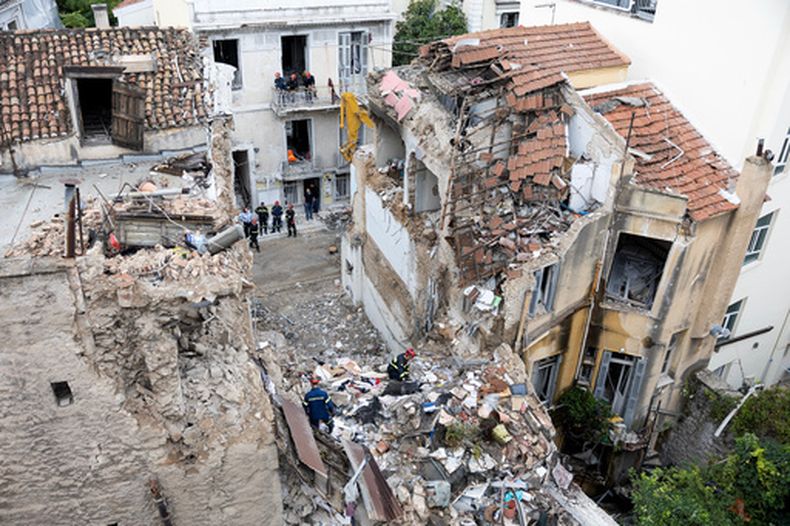 Bomberos trsabajan en el escenario de un derrumbe tras una explosión en la víspera, en el distrito de Plaka, en Atenas, el 26 de septiembre de 2026. (AP Foto/Yorgos Karahalis)